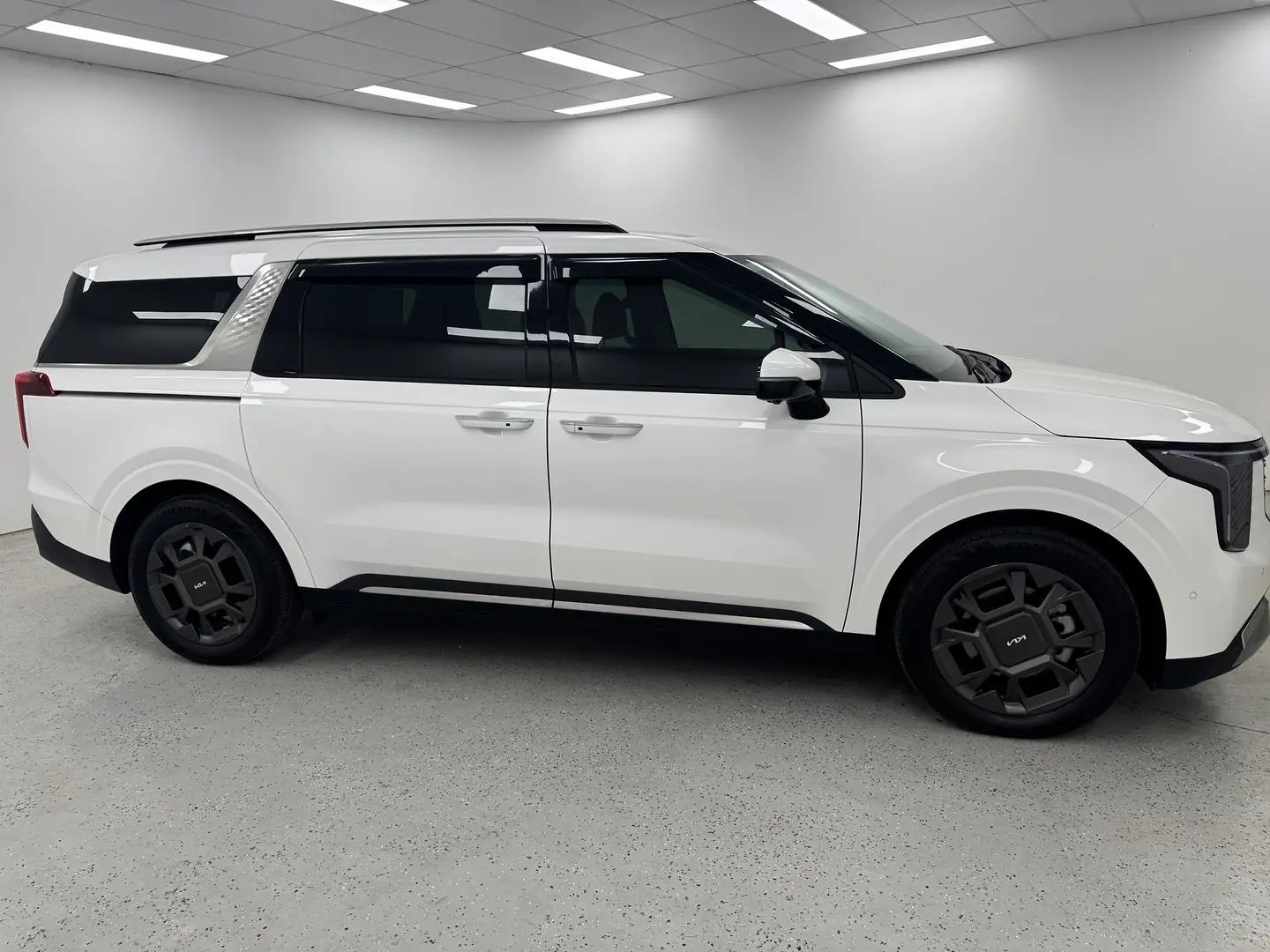 2024 Kia Carnival Gallery Image 2