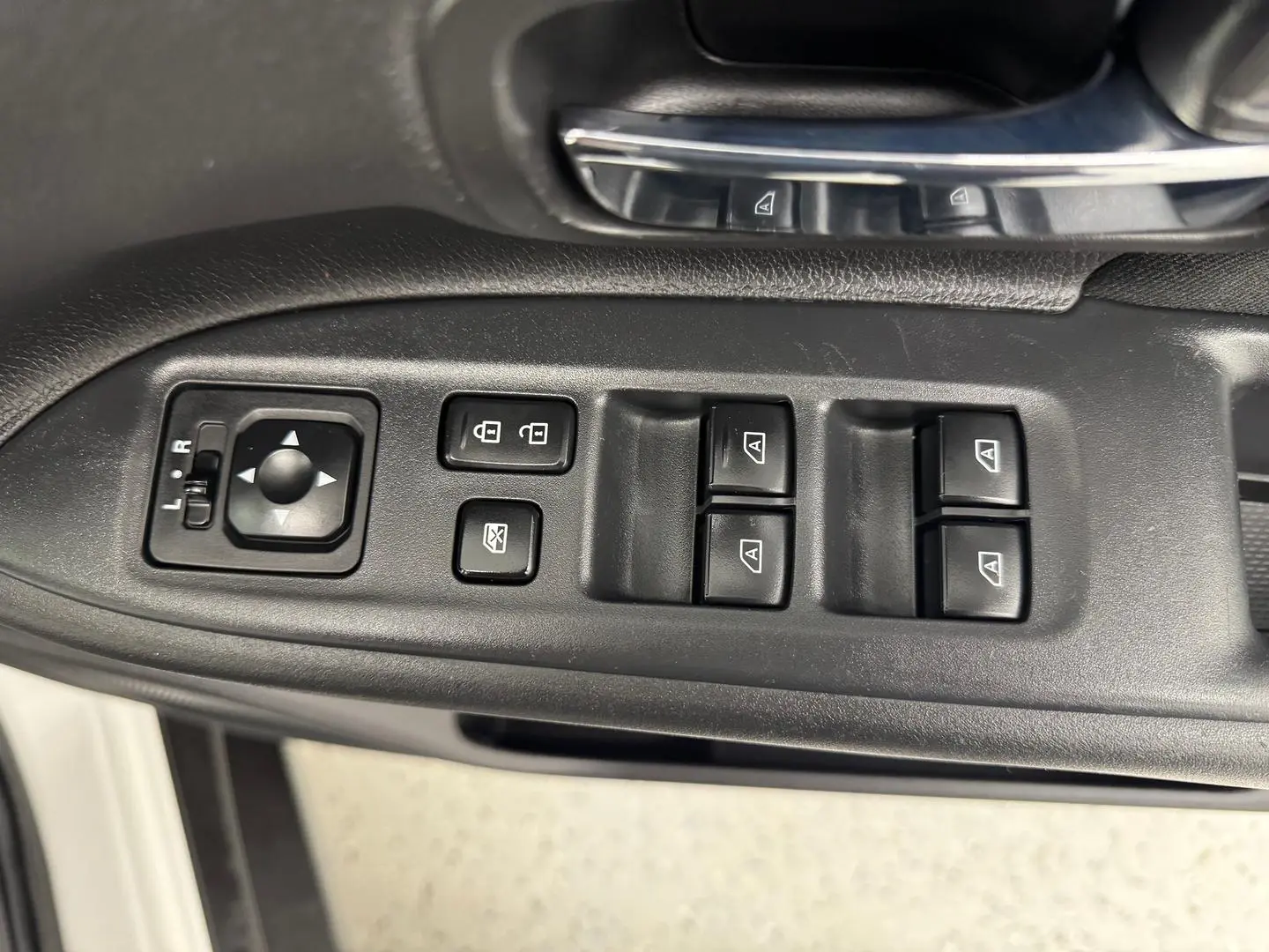 2020 Mitsubishi Outlander Gallery Image 16