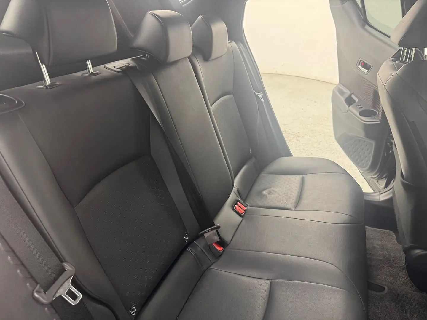 2018 Toyota C-HR Gallery Image 27