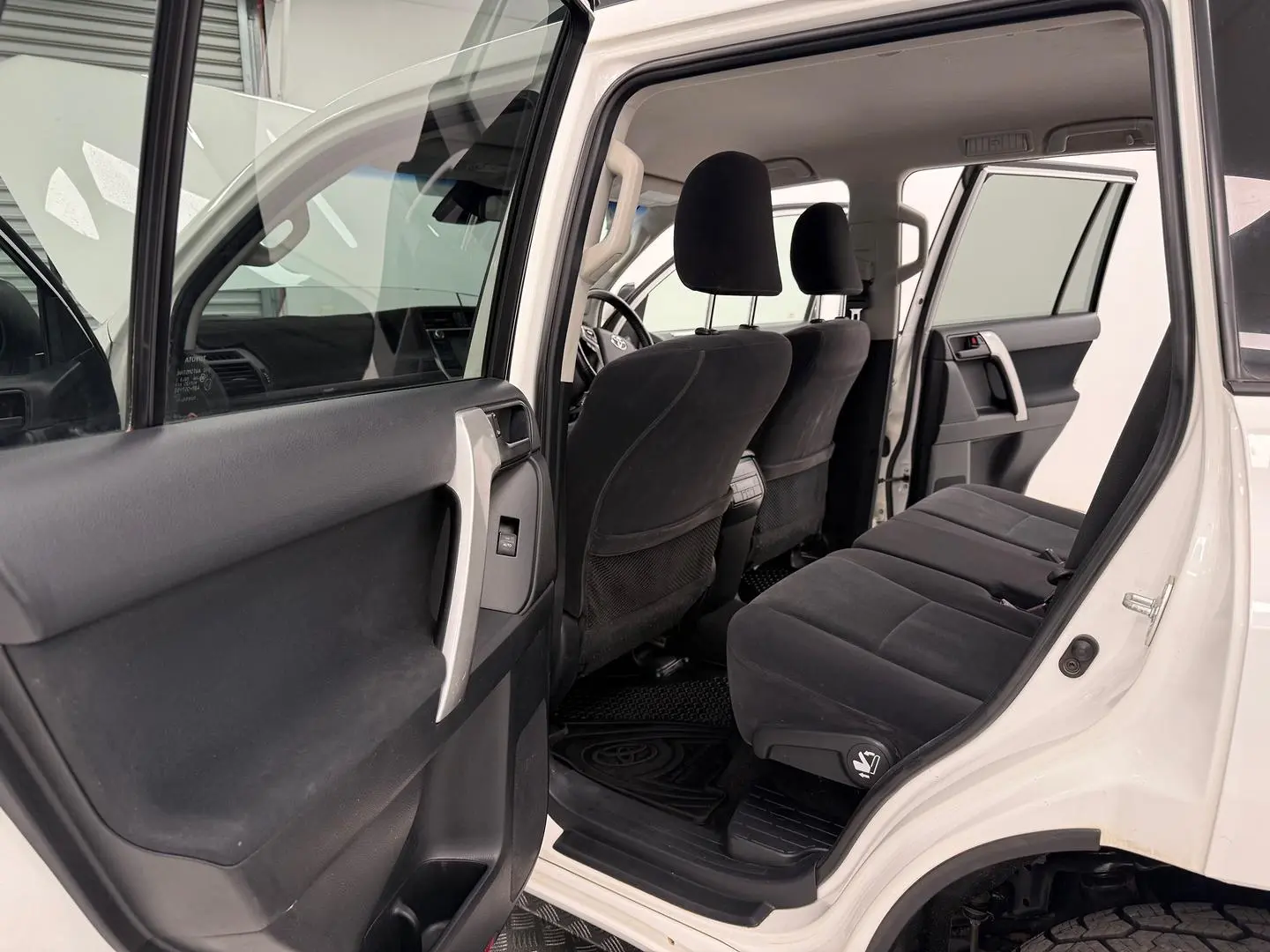 2020 Toyota Landcruiser Prado Gallery Image 11