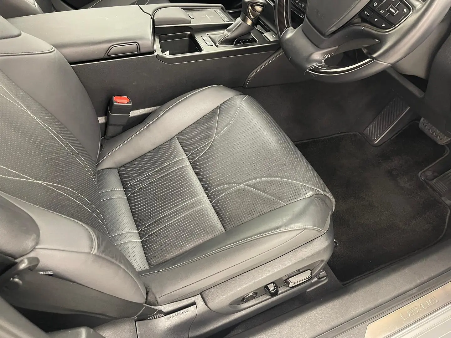 2021 Lexus ES Gallery Image 19