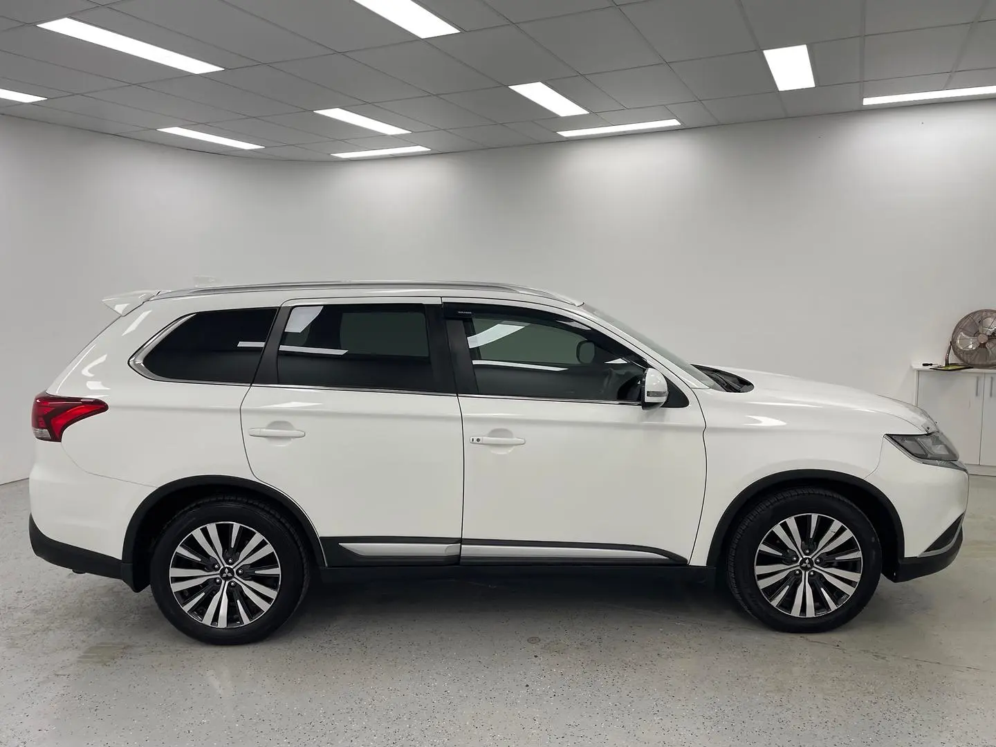 2019 Mitsubishi Outlander Gallery Image 2