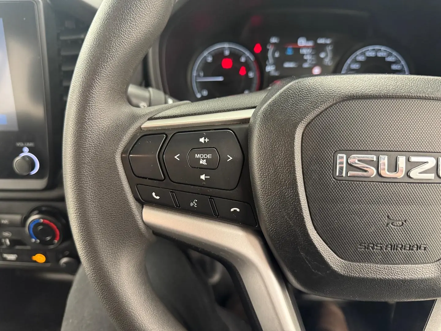 2024 Isuzu D-MAX Gallery Image 18