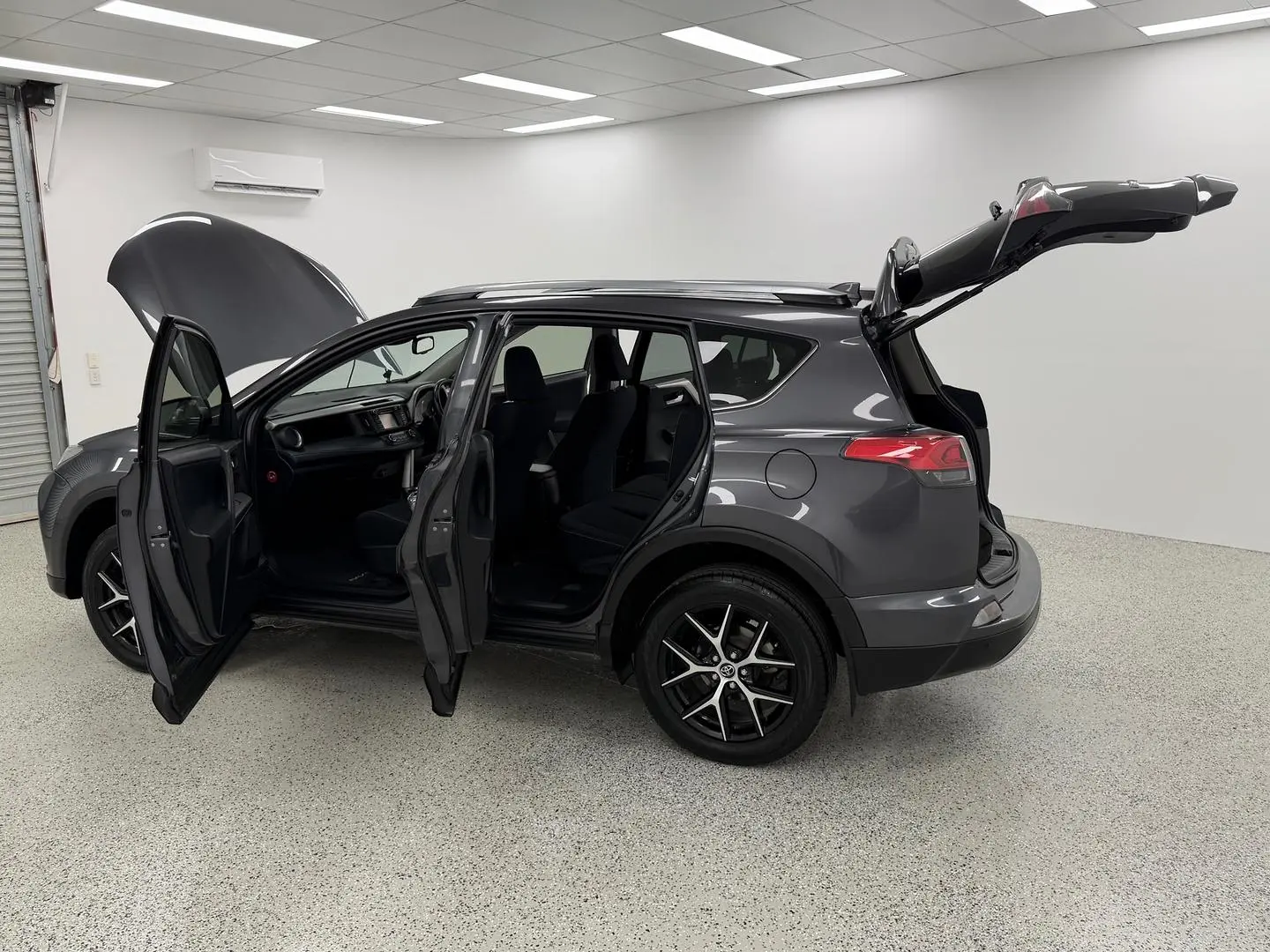 2018 Toyota RAV4 Gallery Image 15