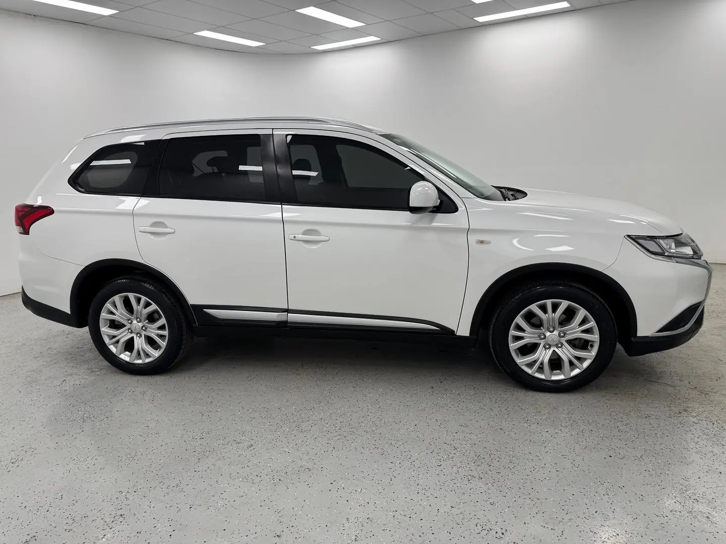 2020 Mitsubishi Outlander Gallery Image 2