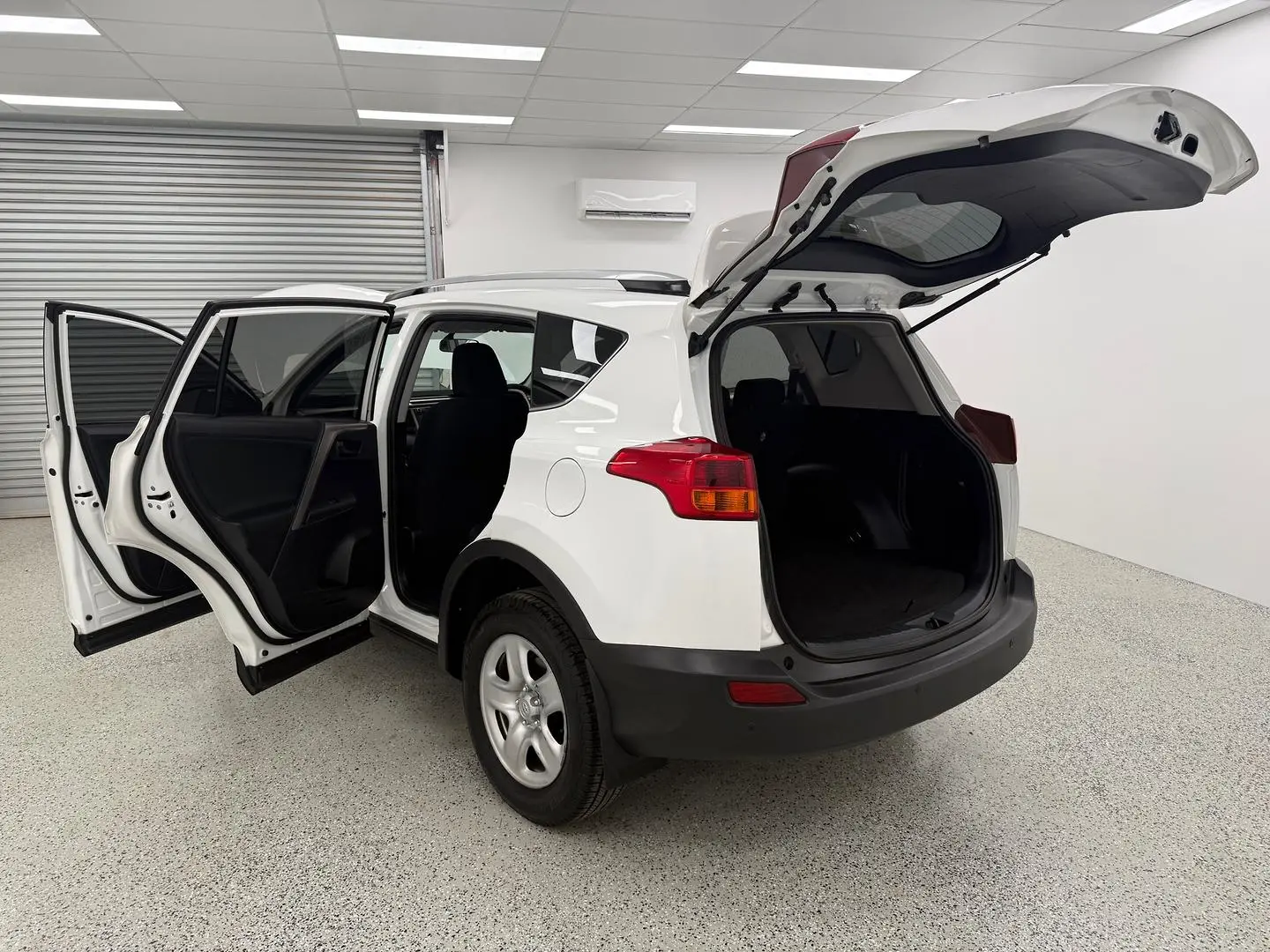 2014 Toyota RAV4 Gallery Image 13