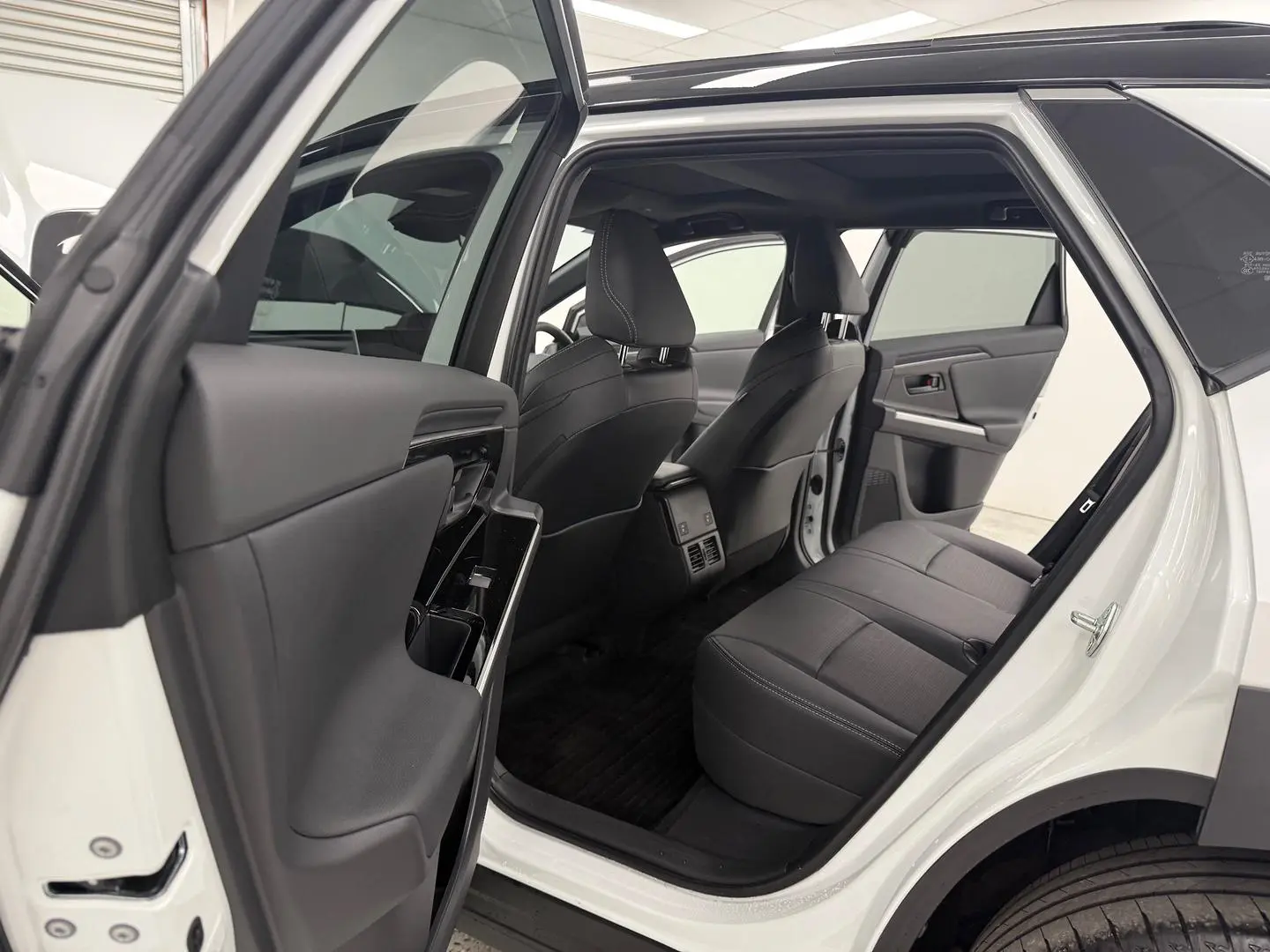 2025 Toyota bZ4X Gallery Image 11