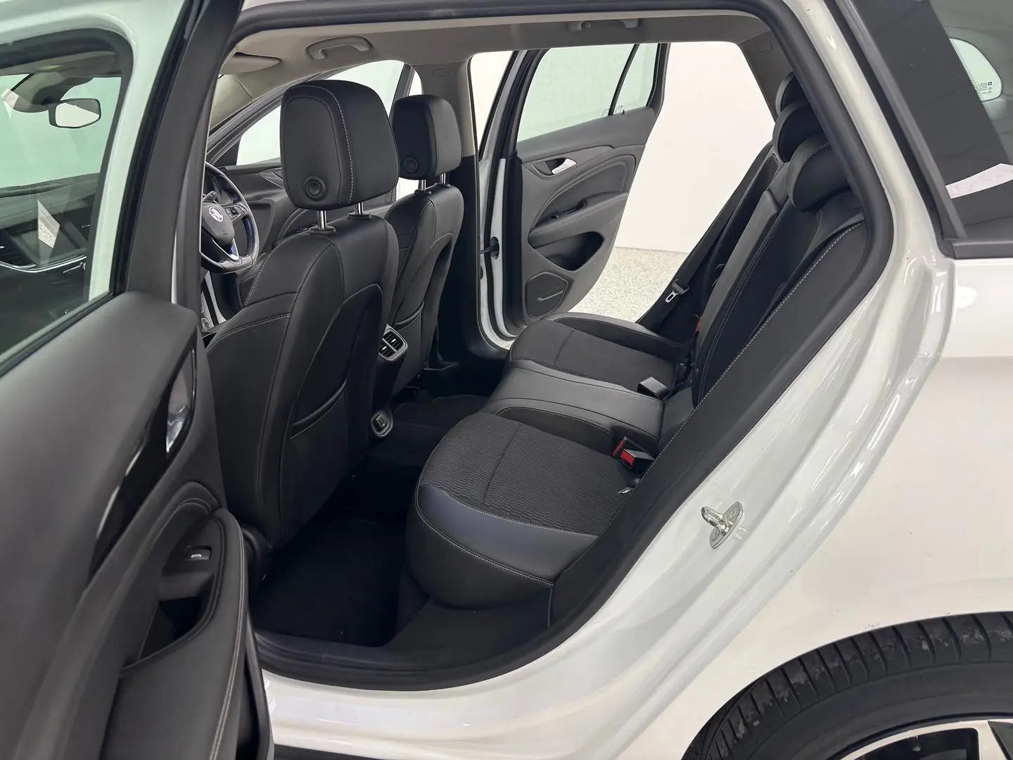 2018 Holden Commodore Gallery Image 19