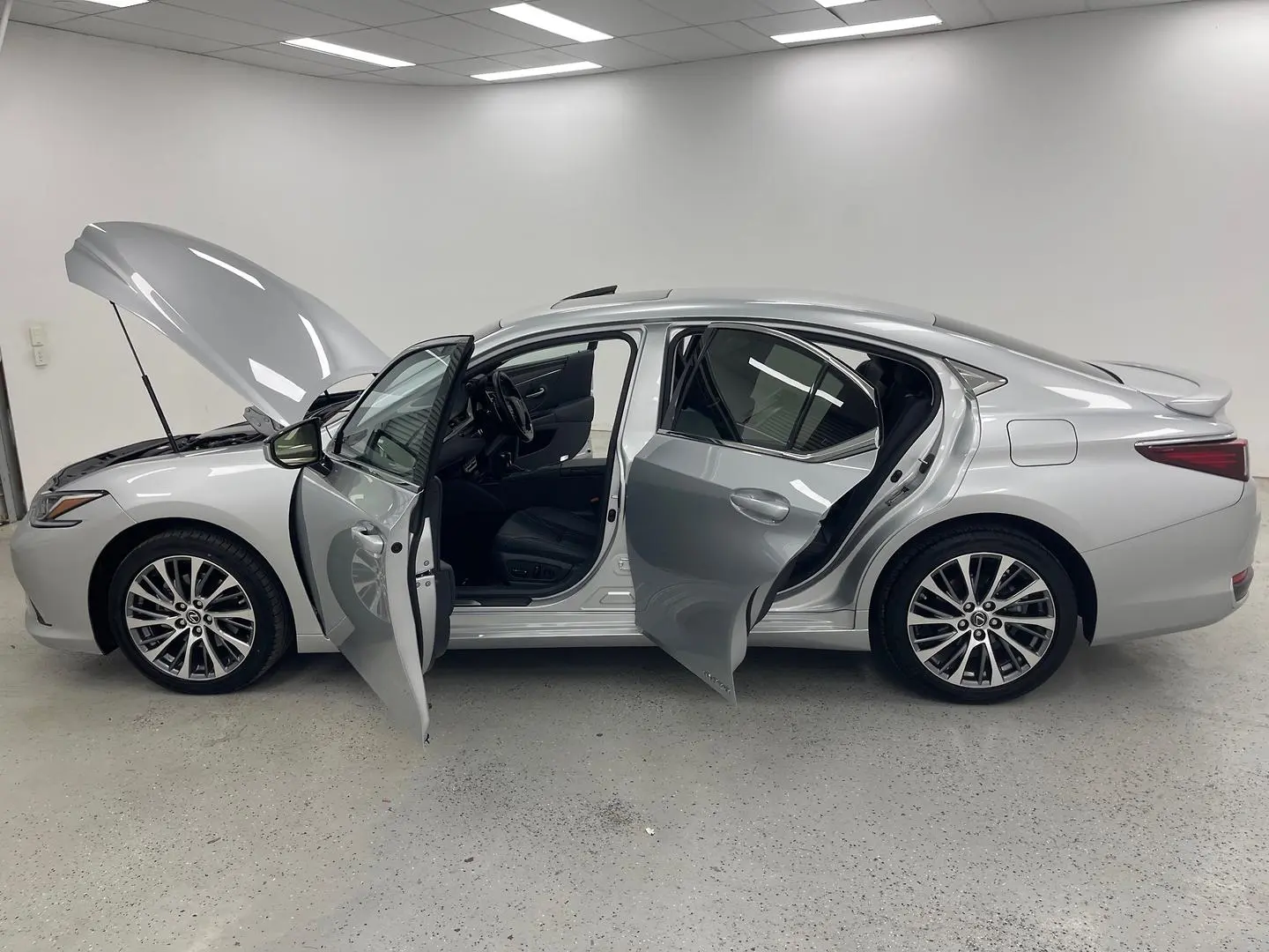 2021 Lexus ES Gallery Image 11