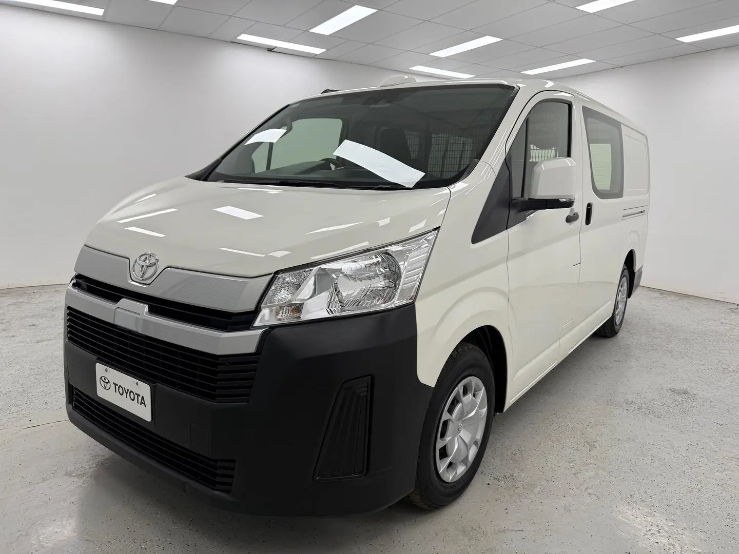 2022 Toyota Hiace Gallery Image 7