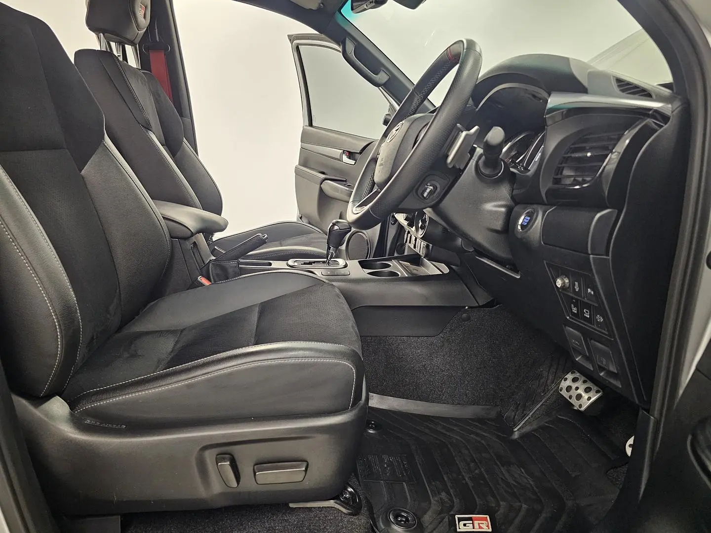 2025 Toyota Hilux Gallery Image 23