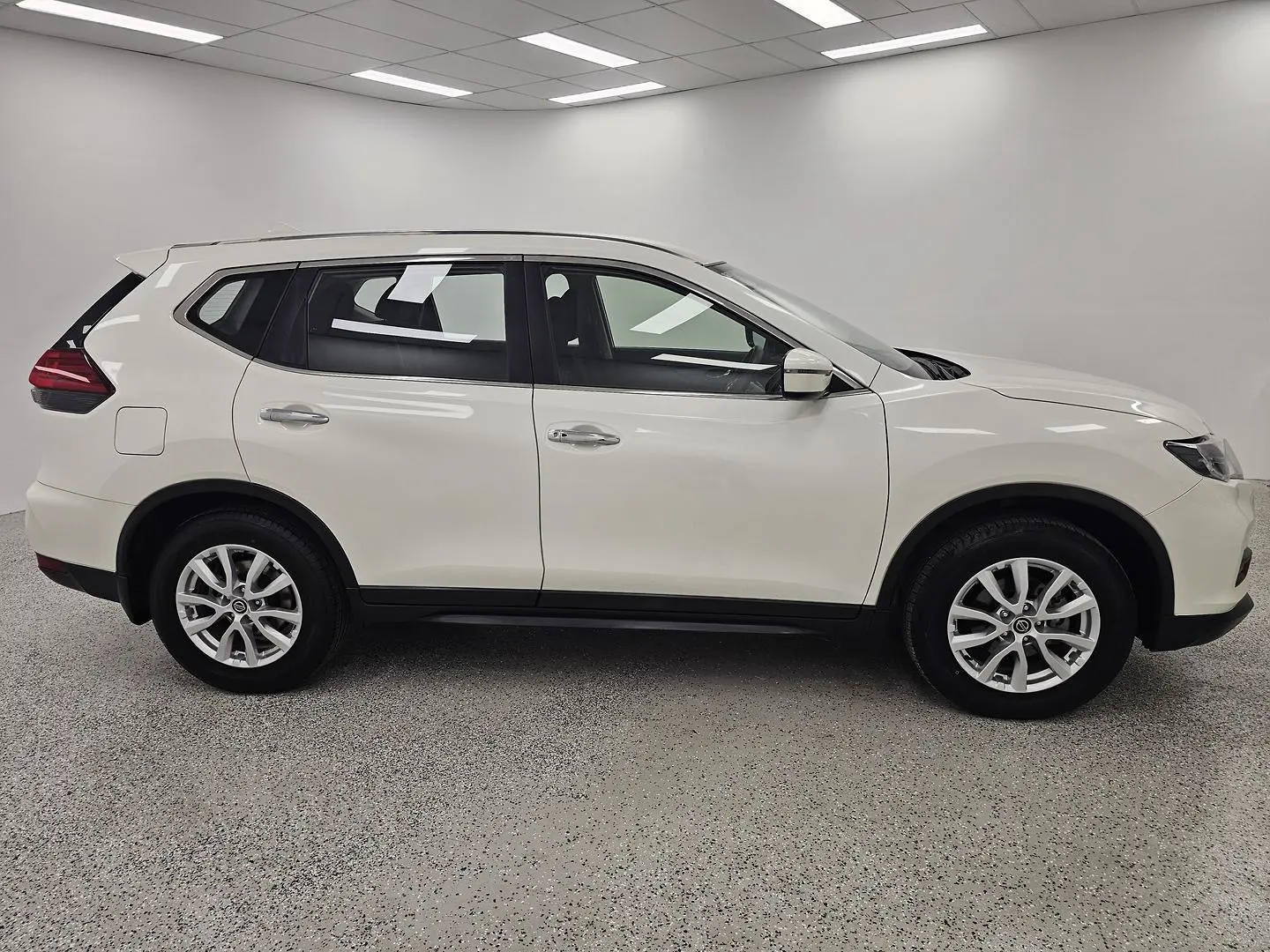 2021 Nissan X-TRAIL Gallery Image 2