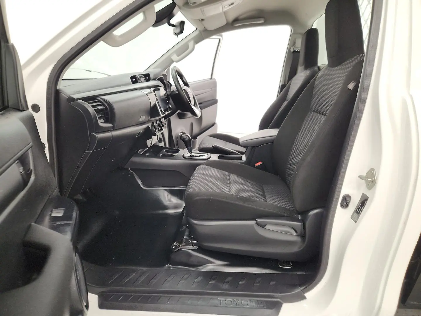2022 Toyota Hilux Gallery Image 16