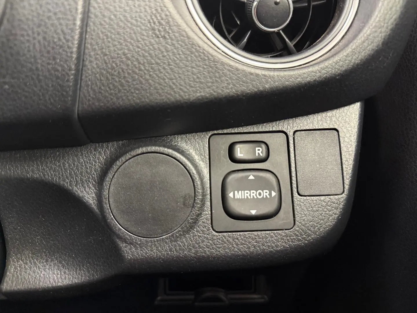 2017 Toyota Yaris Gallery Image 27