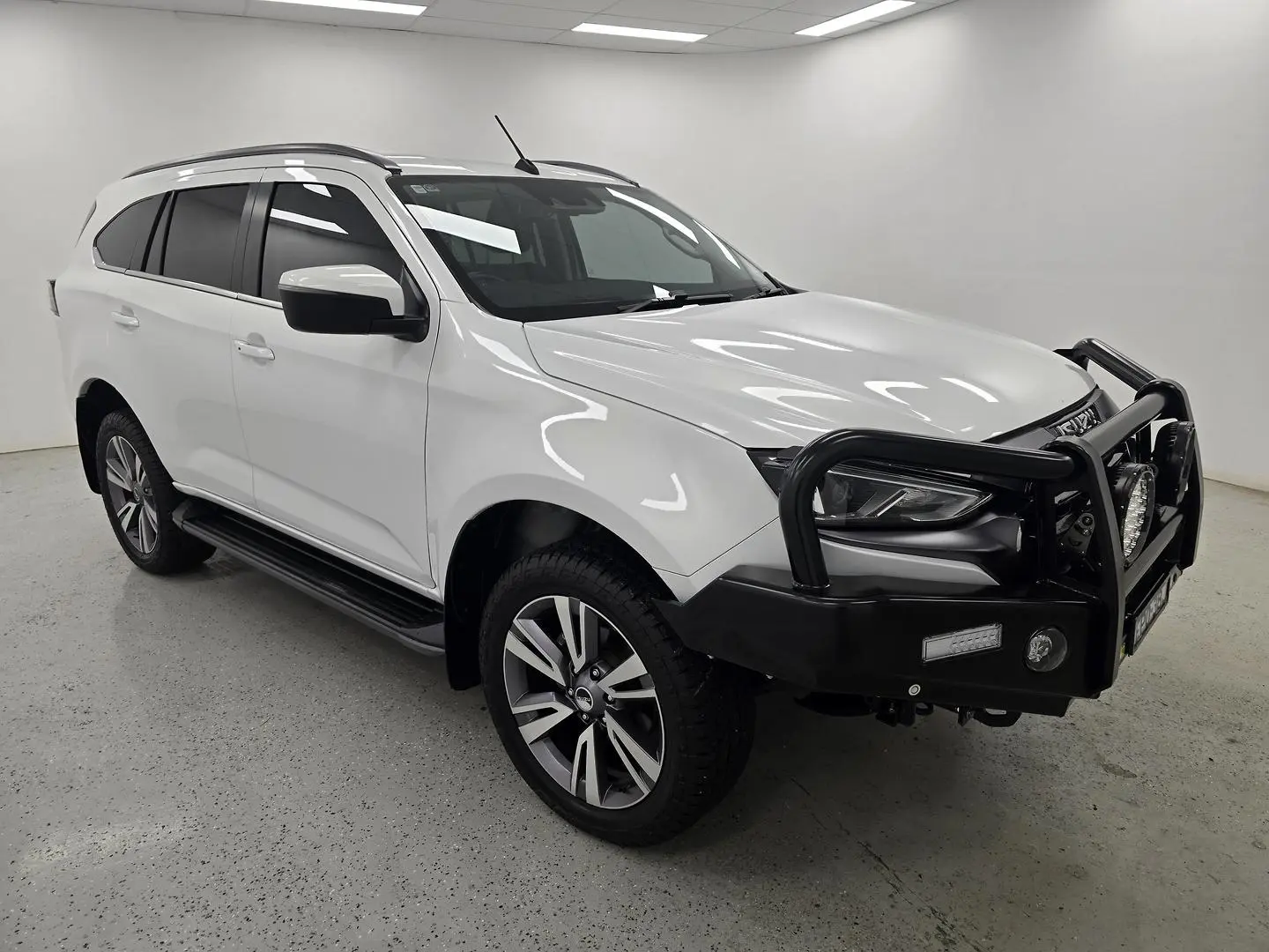 2023 Isuzu MU-X Gallery Image 1