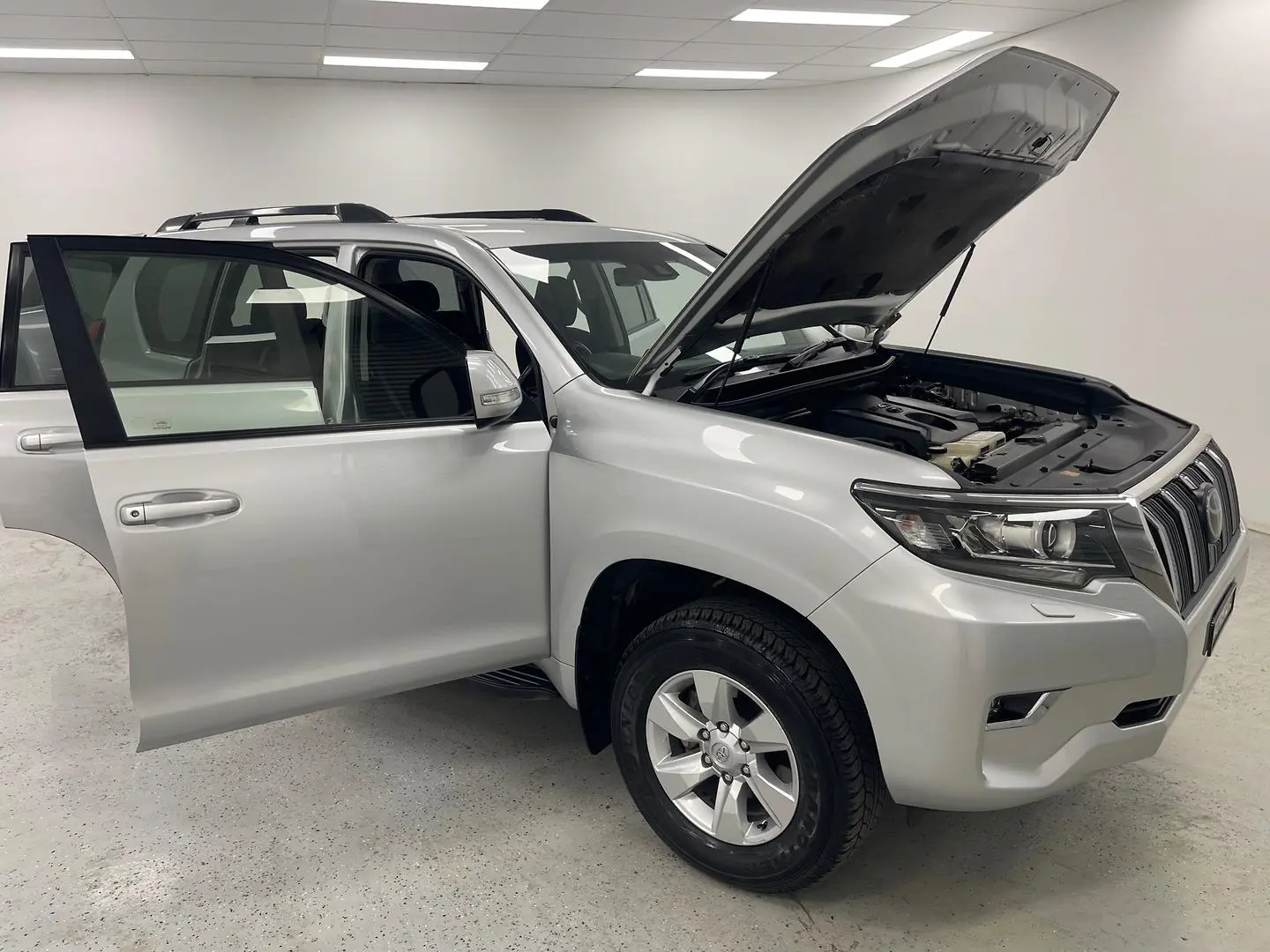 2017 Toyota Landcruiser Prado Gallery Image 8