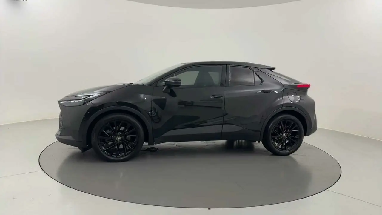 2023 Toyota C-Hr Gallery Image 2