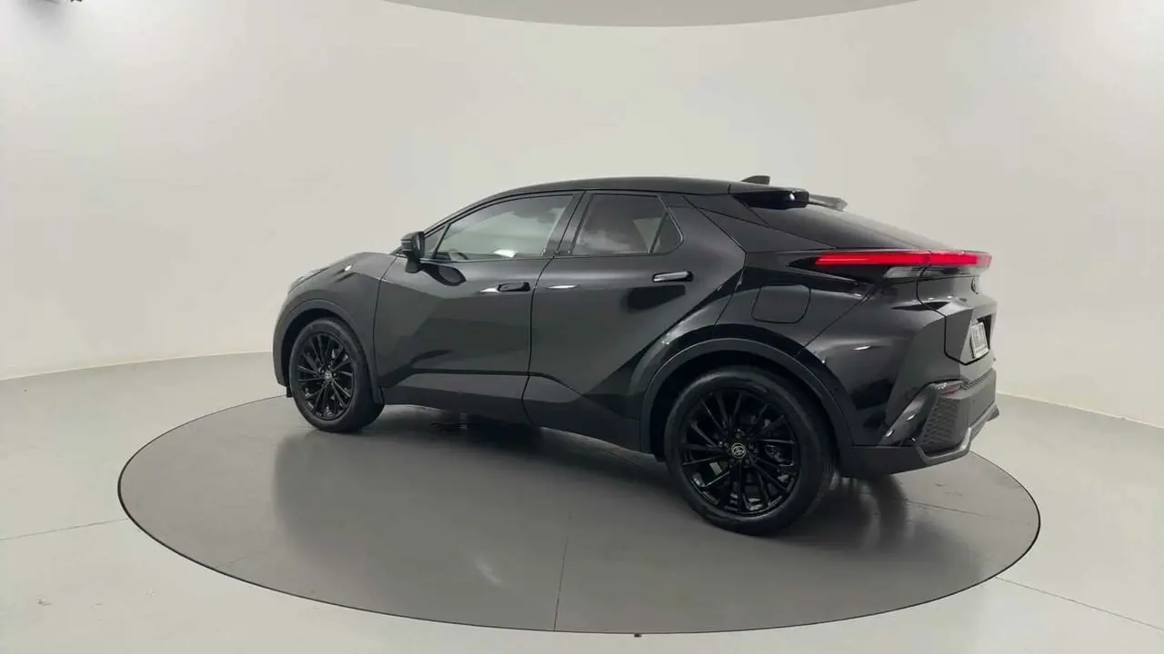 2023 Toyota C-Hr Gallery Image 3