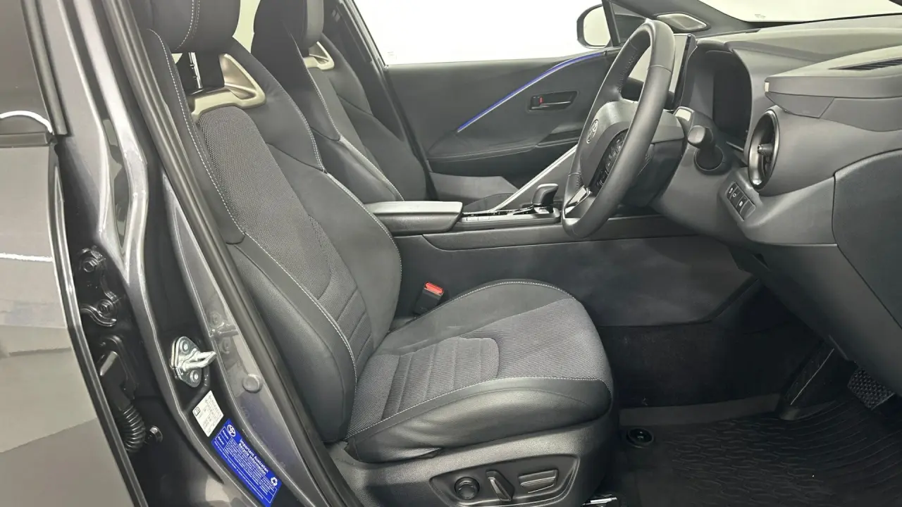 2025 Toyota C-HR Gallery Image 15