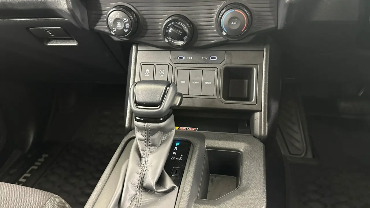 2025 Toyota Hilux Gallery Image 13