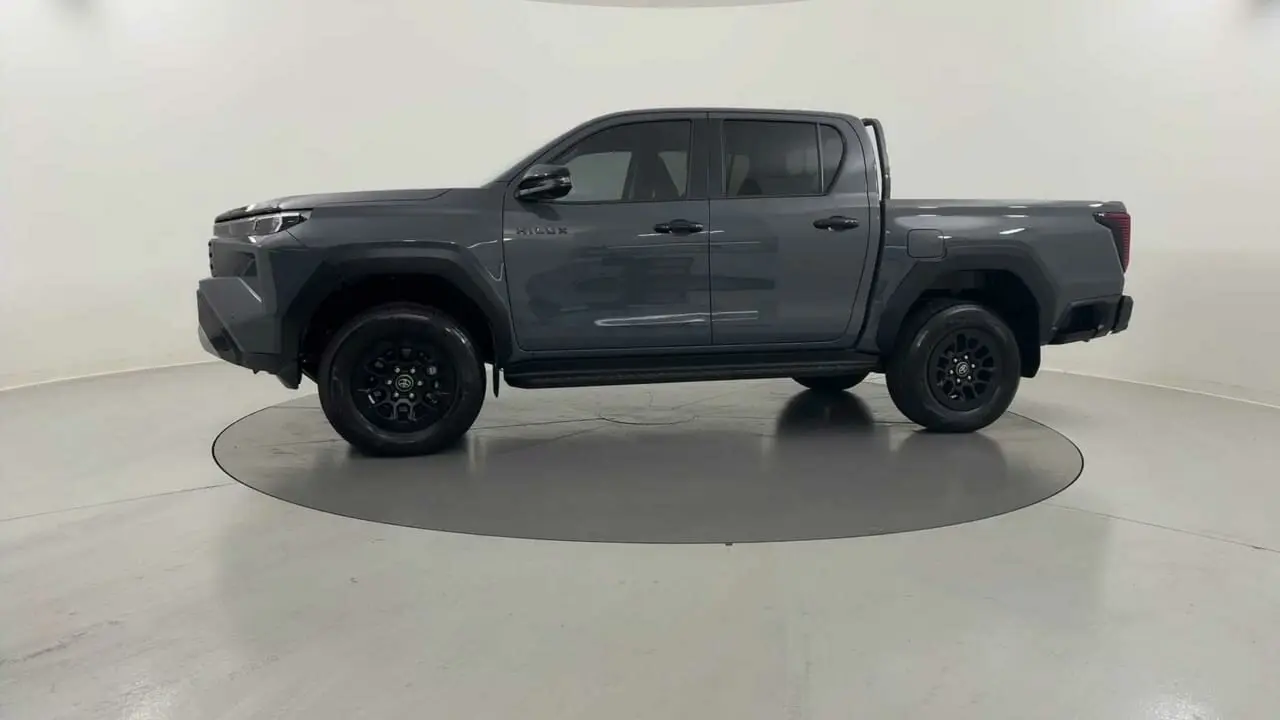 2025 Toyota Hilux Gallery Image 2