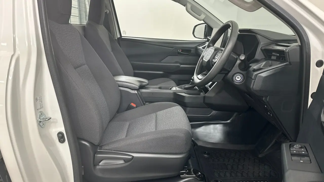2025 Toyota Hilux Gallery Image 13