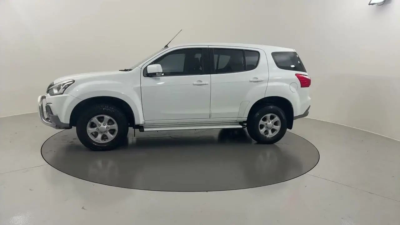 2018 Isuzu MU-X Image 2