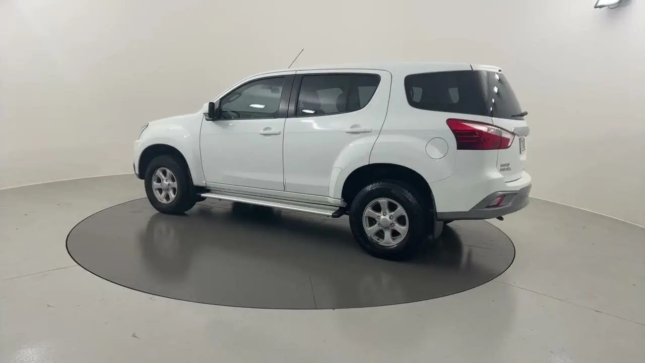 2018 Isuzu MU-X Image 3