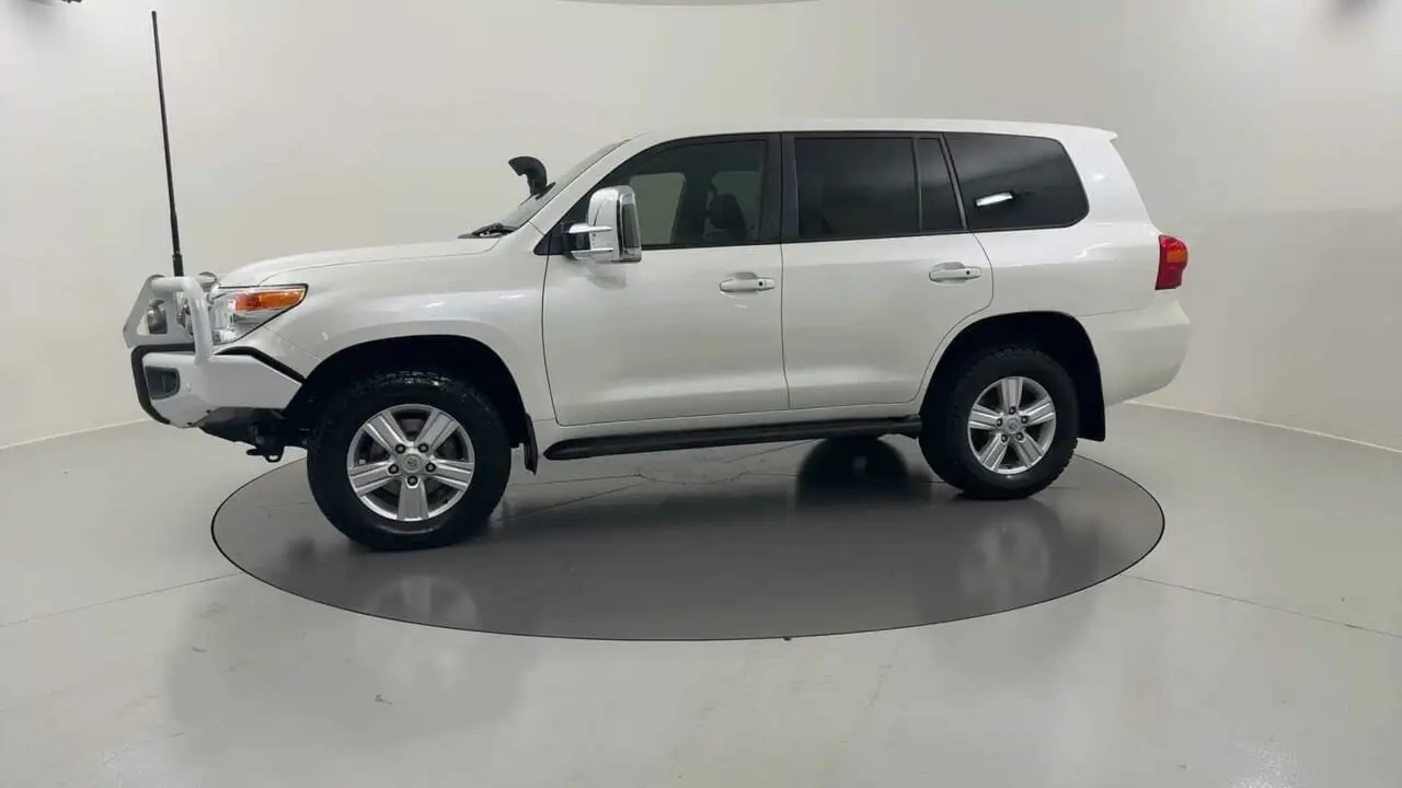 2014 Toyota Landcruiser Image 2