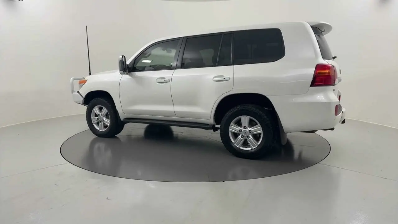 2014 Toyota Landcruiser Image 3