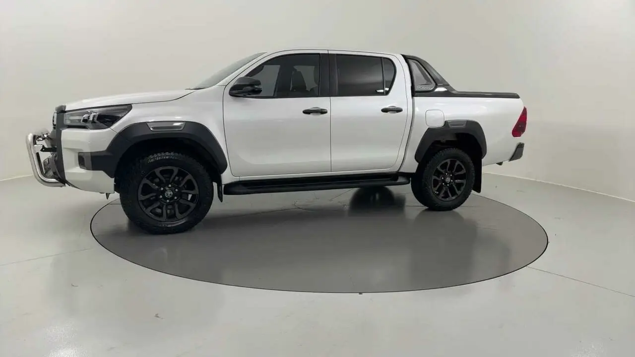 2022 Toyota Hilux Image 2