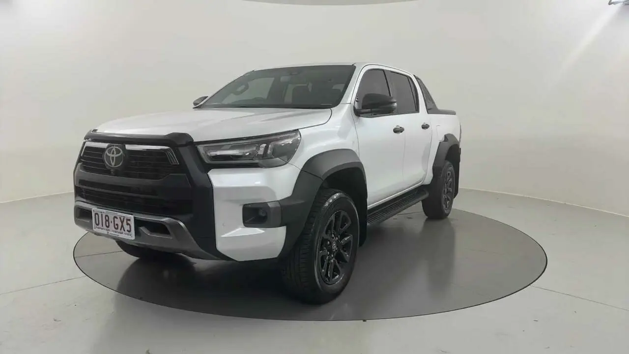 2023 Toyota Hilux Image 1