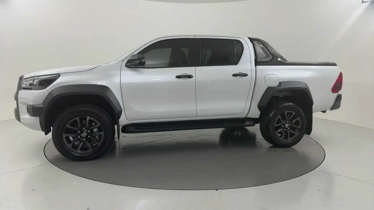 2023 Toyota Hilux Image 2