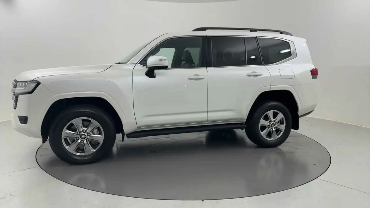 2022 Toyota Landcruiser Image 3