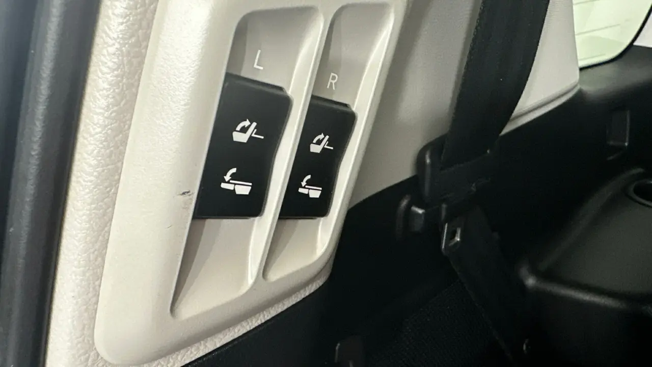 2016 Toyota Landcruiser Prado Gallery Image 18