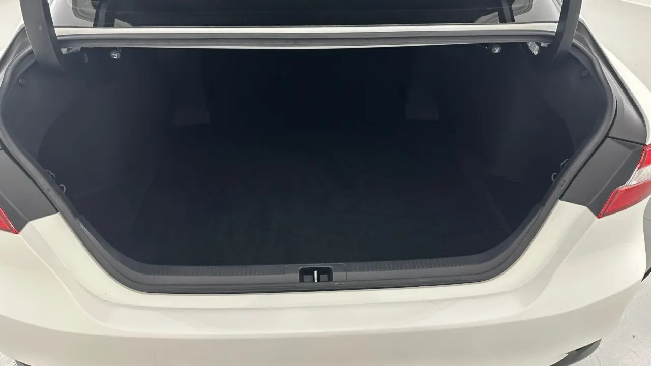 2019 Toyota Camry Gallery Image 16