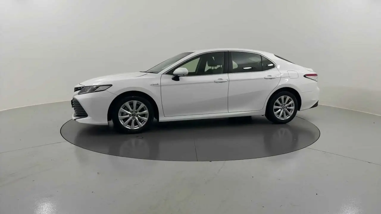 2019 Toyota Camry Gallery Image 2