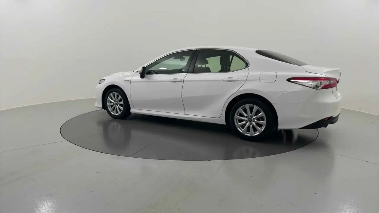 2019 Toyota Camry Gallery Image 3