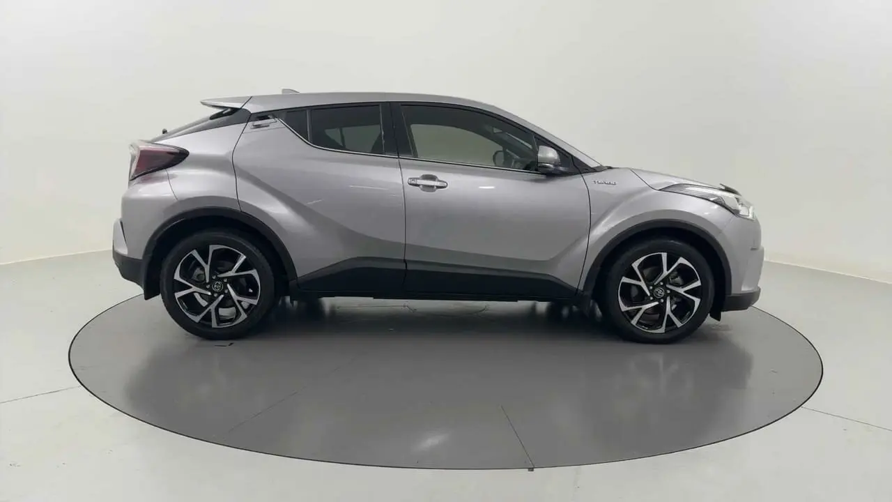 2017 Toyota C-HR Gallery Image 6