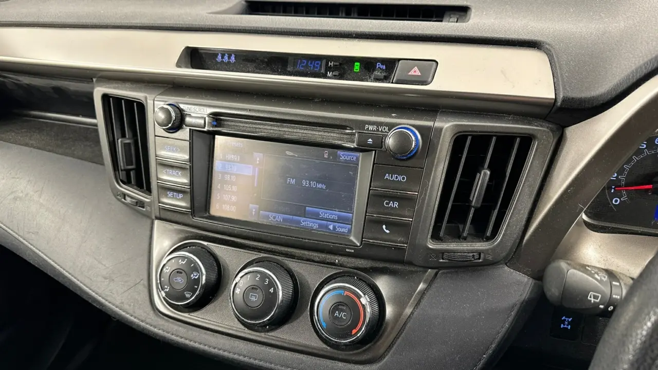 2015 Toyota RAV4 Gallery Image 15