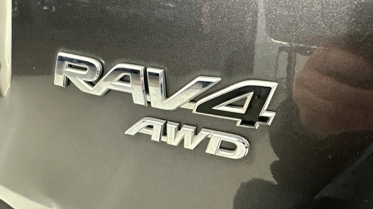 2015 Toyota RAV4 Gallery Image 17