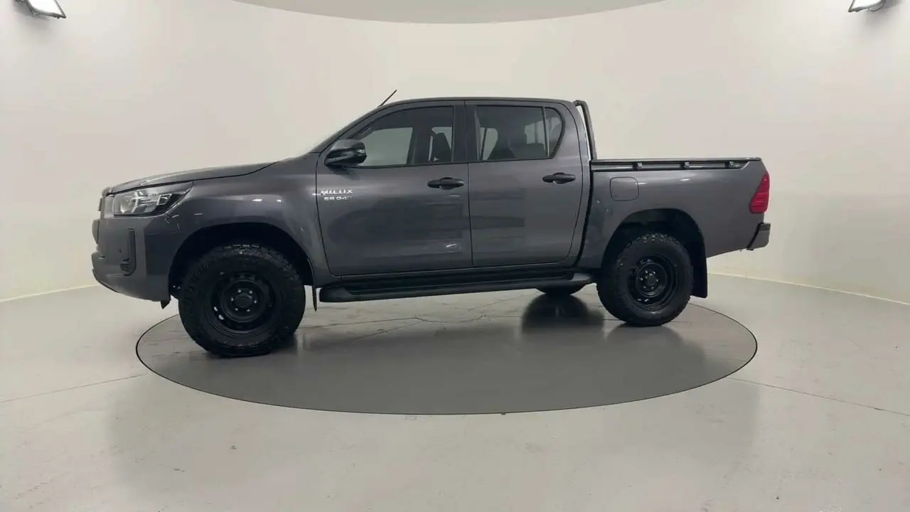 2021 Toyota Hilux Gallery Image 2