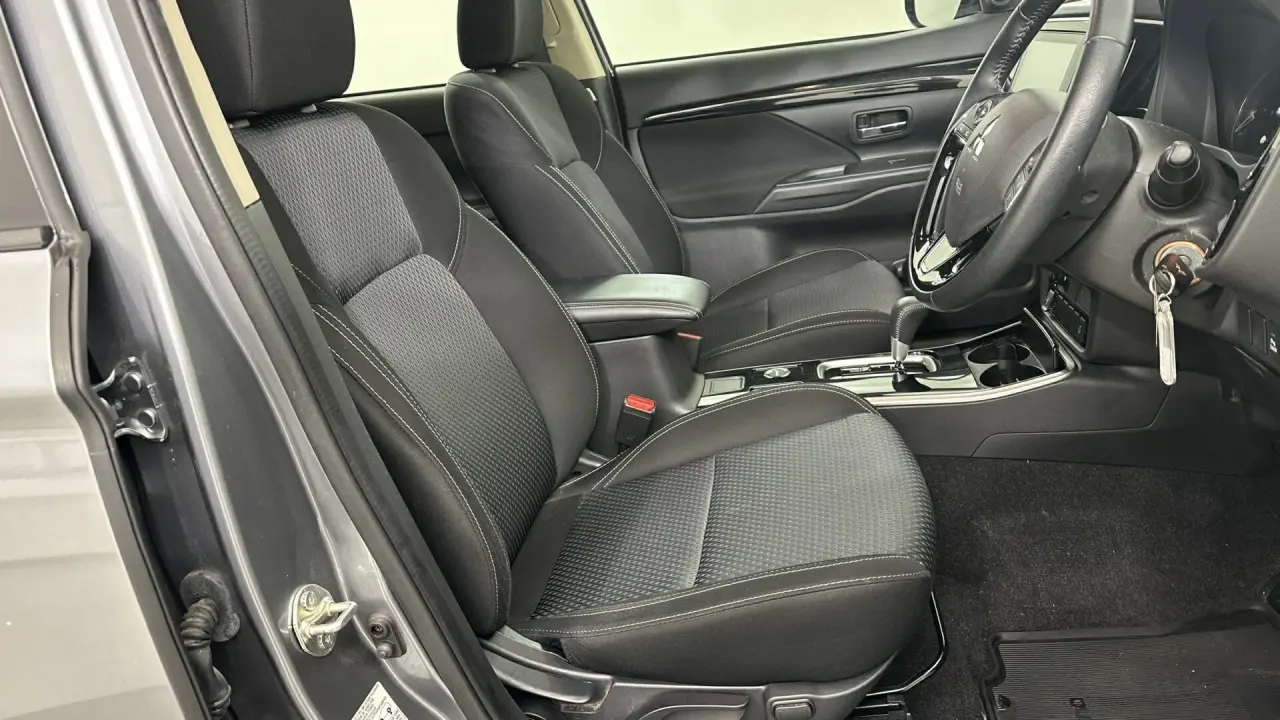 2020 Mitsubishi Outlander Gallery Image 16