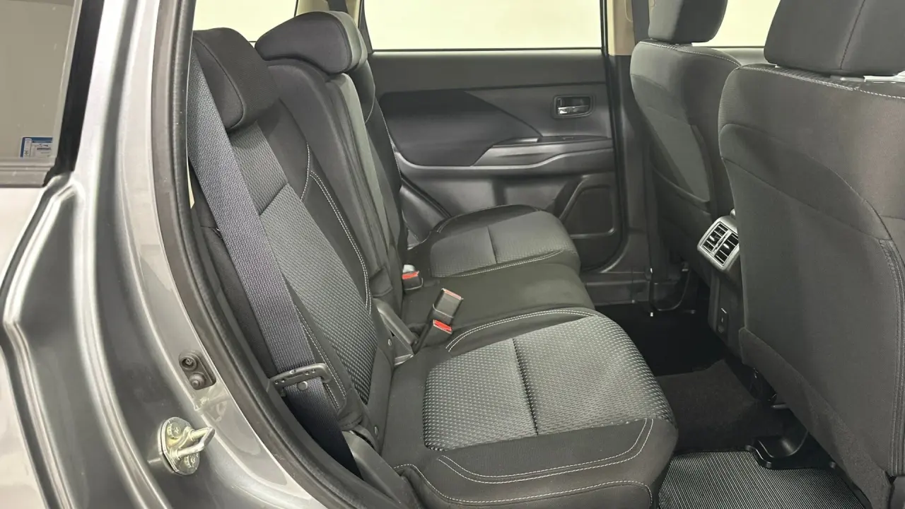 2020 Mitsubishi Outlander Gallery Image 17