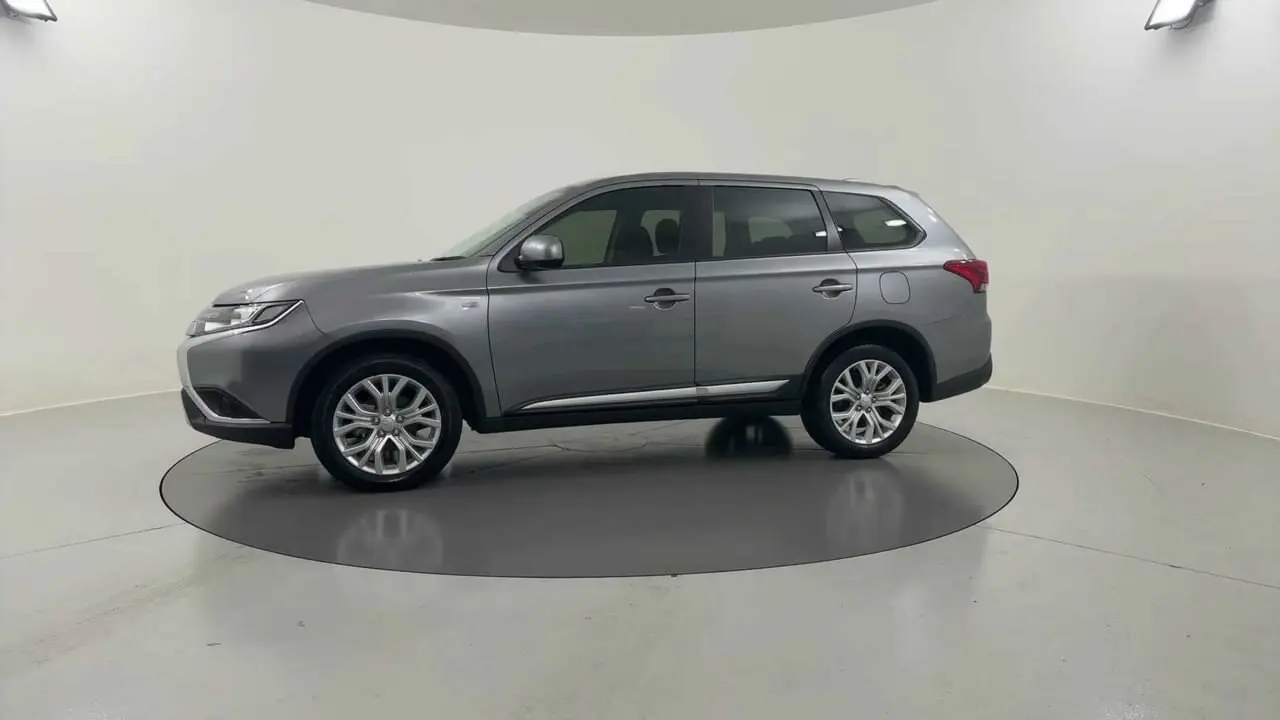 2020 Mitsubishi Outlander Gallery Image 2