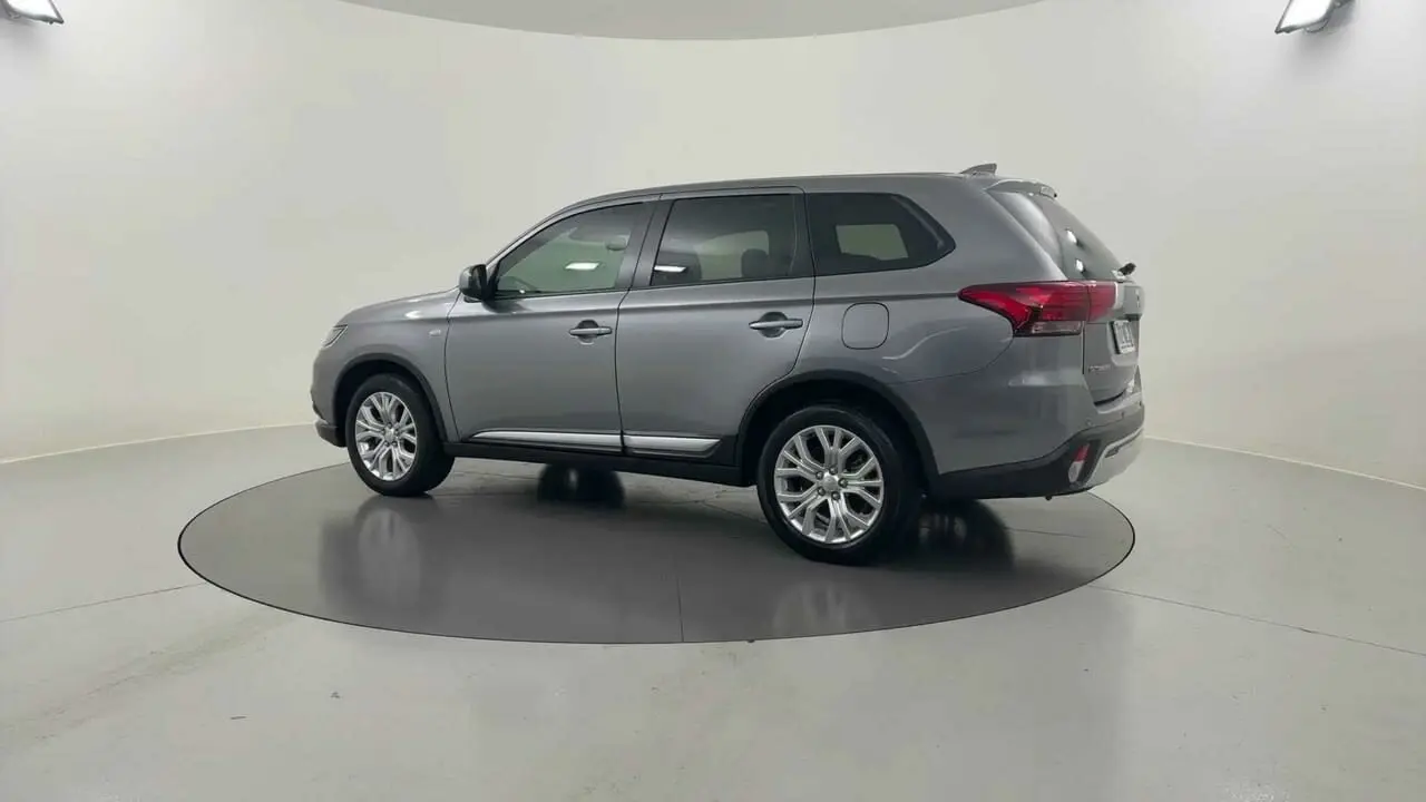 2020 Mitsubishi Outlander Gallery Image 3
