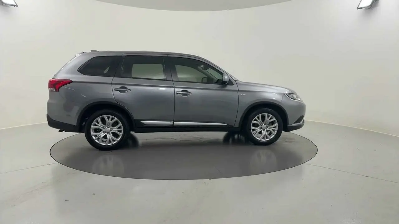 2020 Mitsubishi Outlander Gallery Image 6