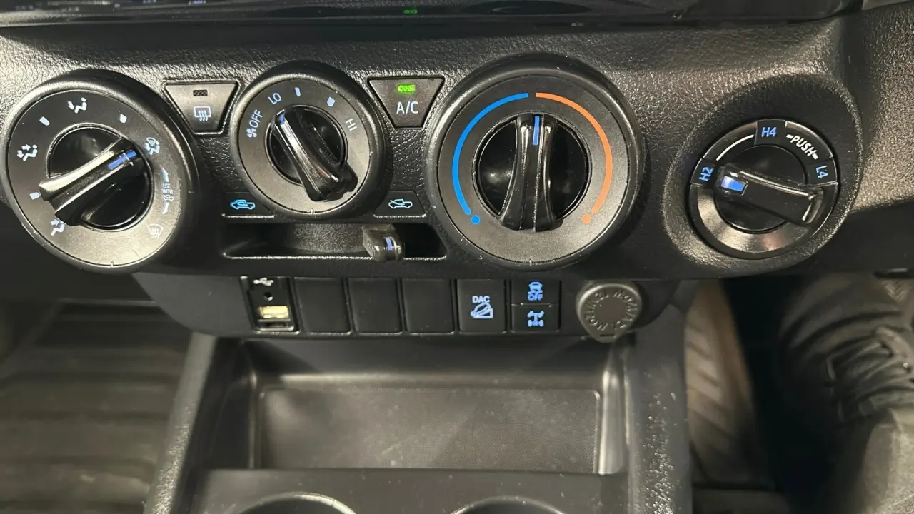 2022 Toyota Hilux Gallery Image 17
