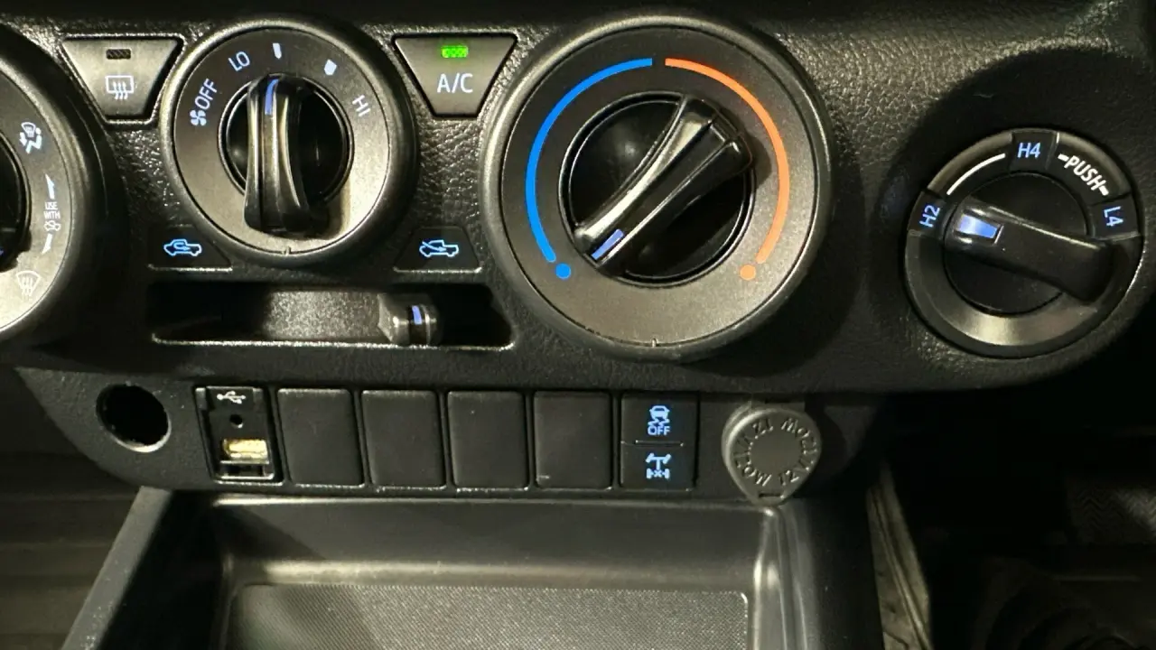 2019 Toyota Hilux Gallery Image 14