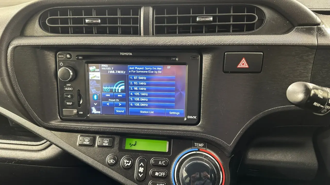 2013 Toyota Prius c Gallery Image 11
